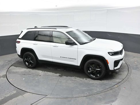 Used 2026 Jeep Grand Cherokee Limited w/ Limited Altitude Package AWD/4WD image 19