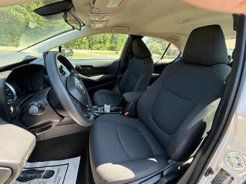 Used 2022 Toyota Corolla LE FWD image 2