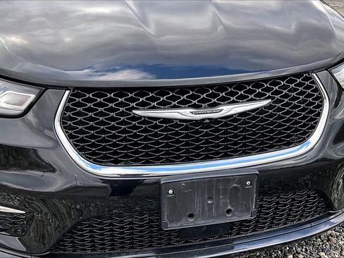Used 2023 Chrysler Pacifica Touring-L image 27