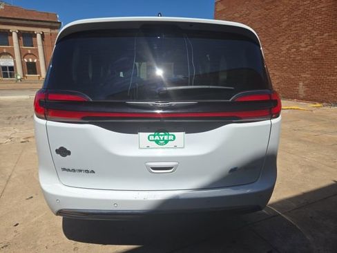 Used 2024 Chrysler Pacifica Select image 6