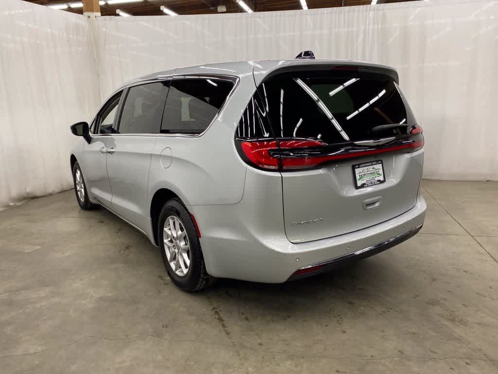 Used 2024 Chrysler Pacifica Touring-L FWD image 4