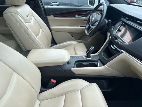Used 2017 Cadillac XT5 Luxury w/ Driver Awareness Package AWD/4WD image 4