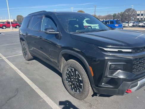 Used 2025 Chevrolet Traverse Z71 image 3