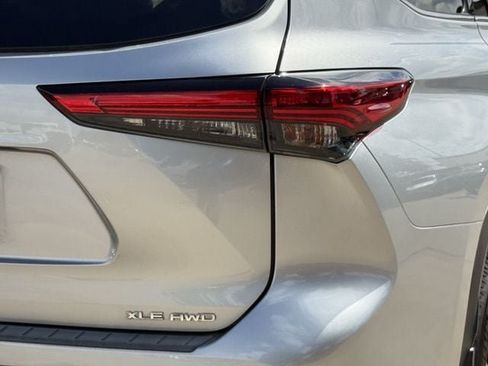 Used 2021 Toyota Highlander XLE AWD/4WD image 7