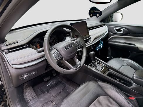 Used 2024 Jeep Compass Latitude image 10