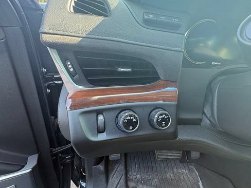Used 2019 Cadillac Escalade Luxury AWD/4WD image 12