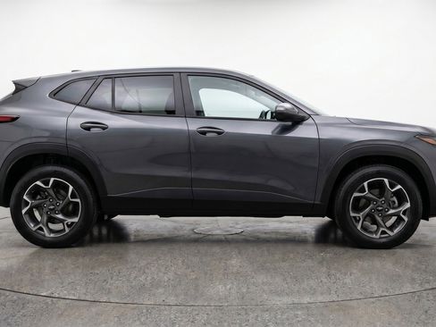 Used 2025 Chevrolet Trax LT w/ LT Convenience Package FWD image 11