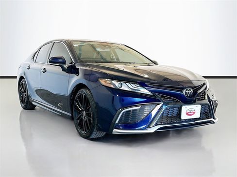 Used 2022 Toyota Camry XSE image 3