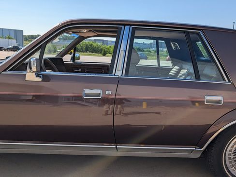 Used 1987 Lincoln Continental Signature RWD image 30