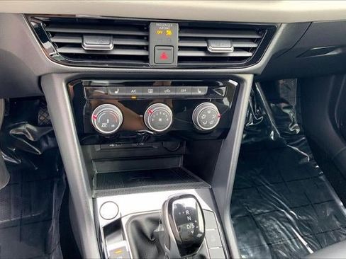 Used 2023 Volkswagen Taos SE w/ Panoramic Sunroof Package image 34