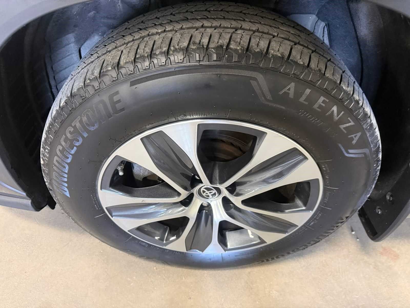Used 2024 Toyota Highlander XLE AWD/4WD image 8