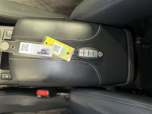 Used 2017 Nissan Rogue SV w/ SV Family Package image 31