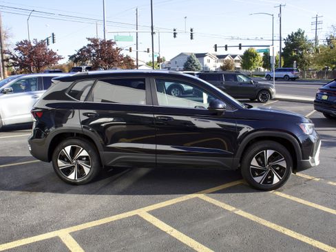 New 2025 Volkswagen Taos SE image 4