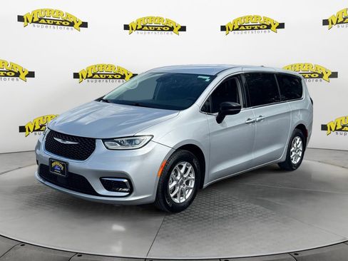 Used 2024 Chrysler Pacifica Touring-L image 1
