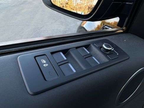 Used 2019 Land Rover Discovery SE image 15