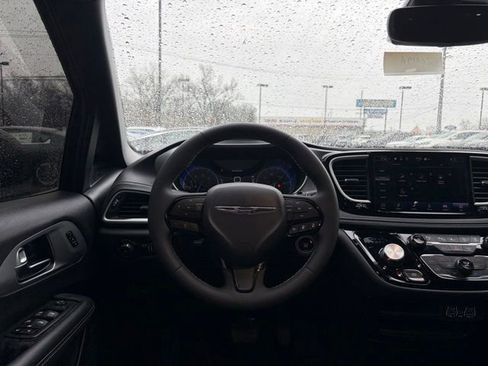 Used 2023 Chrysler Pacifica Touring-L w/ S Appearance Package image 23