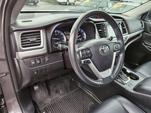 Used 2017 Toyota Highlander XLE image 19
