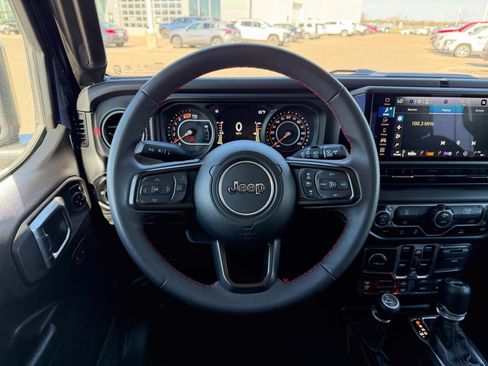 Used 2025 Jeep Wrangler Unlimited Rubicon AWD/4WD image 33