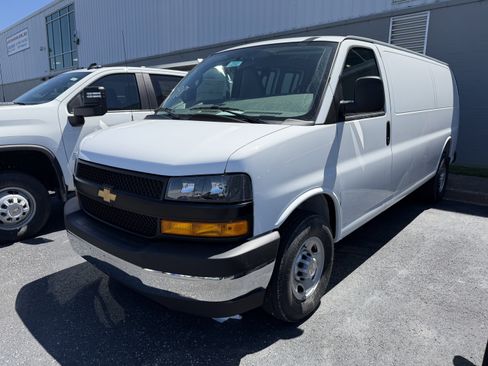 New 2026 Chevrolet Express 3500 Extended RWD image 4