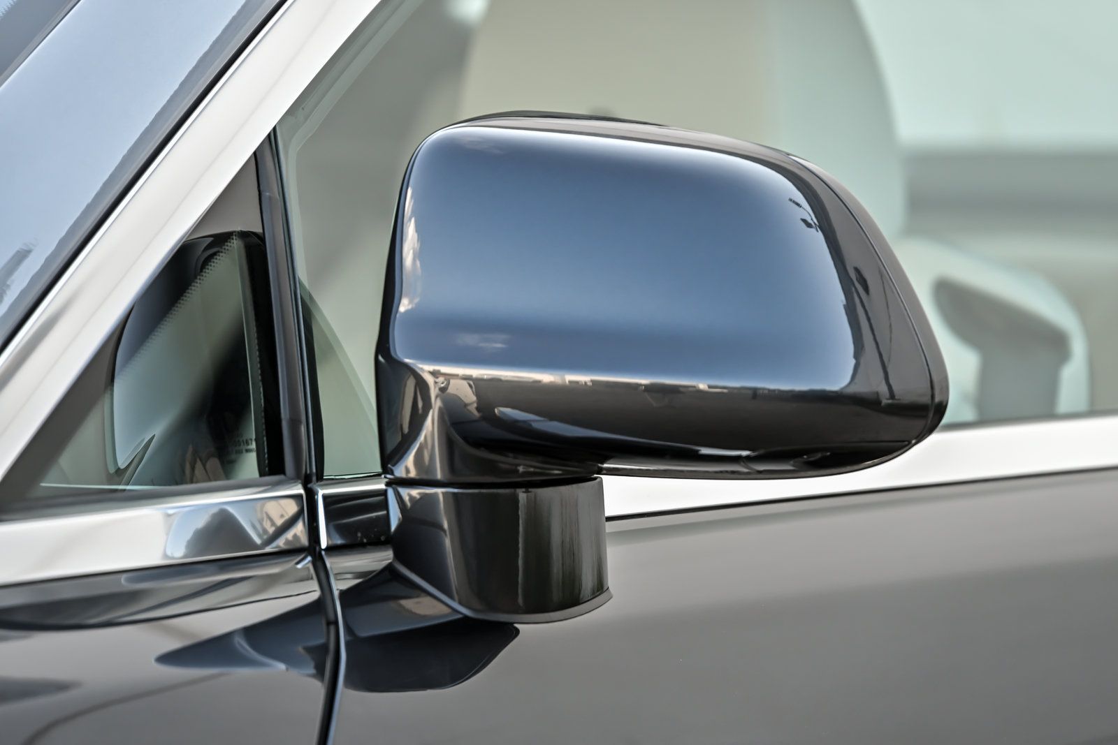 Used 2016 Rolls-Royce Wraith RWD image 9