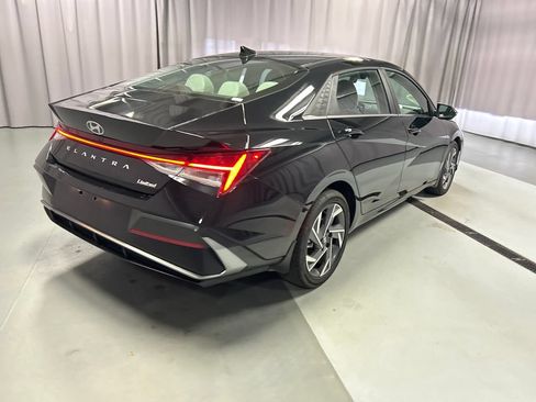 Used 2025 Hyundai Elantra Limited FWD image 7