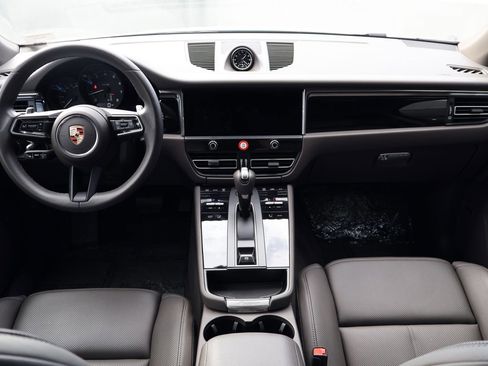 Certified 2025 Porsche Macan image 22
