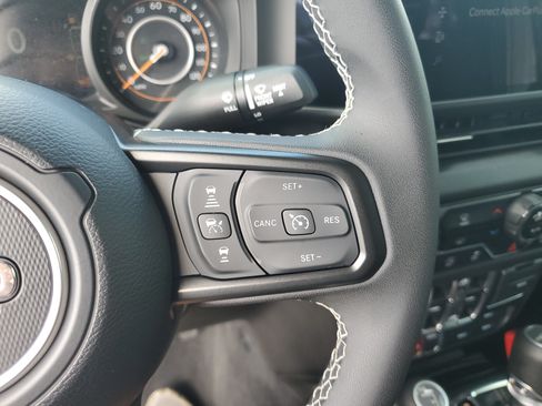 Used 2025 Jeep Gladiator Sport AWD/4WD image 17