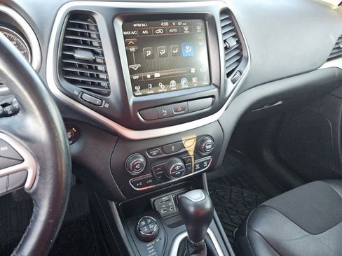 Used 2018 Jeep Cherokee Trailhawk image 29