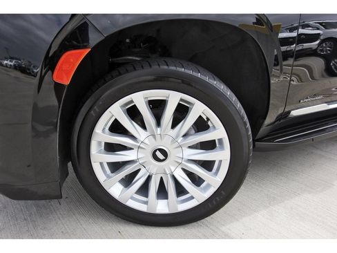Used 2024 Cadillac Escalade ESV Luxury RWD image 32