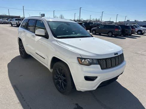 Used 2018 Jeep Grand Cherokee Altitude image 24