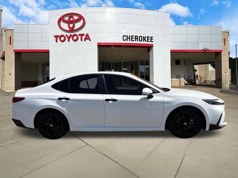 Used 2025 Toyota Camry SE FWD image 4