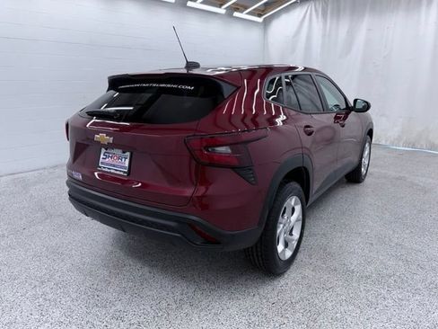 Used 2024 Chevrolet Trax LS w/ LS Convenience Package FWD image 2