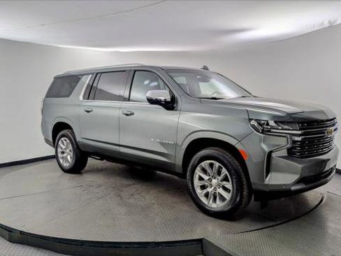 Used 2023 Chevrolet Suburban Premier image 11