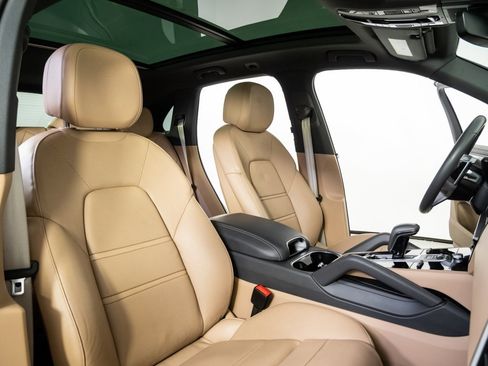 Certified 2022 Porsche Cayenne Platinum Edition w/ Premium Package Plus image 24