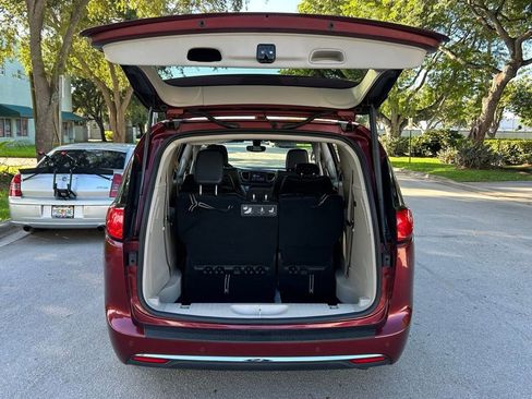 Certified 2020 Chrysler Pacifica Touring-L image 37