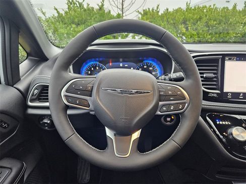 New 2026 Chrysler Pacifica Select image 15