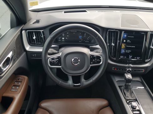 Used 2019 Volvo XC60 T5 Momentum w/ Multimedia Package image 19