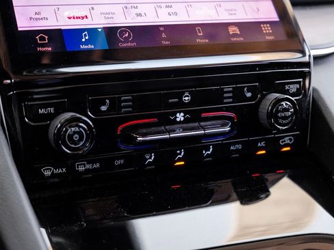 Used 2022 Jeep Grand Cherokee Limited image 34