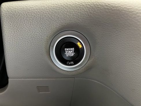 Used 2021 Chrysler Pacifica Touring-L image 24