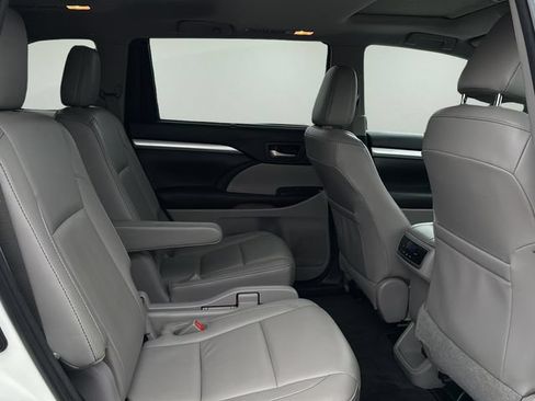 Used 2018 Toyota Highlander XLE FWD image 16