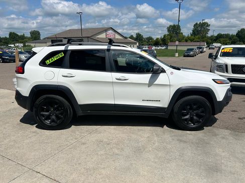 Used 2016 Jeep Cherokee Trailhawk w/ Leather Interior Group AWD/4WD image 4