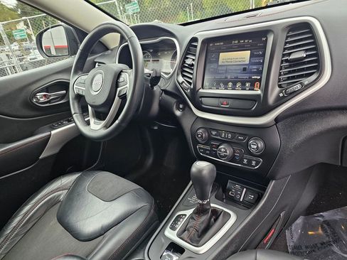 Used 2018 Jeep Cherokee Trailhawk AWD/4WD image 11