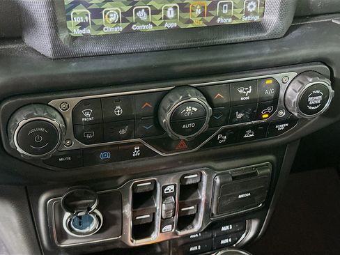 Used 2023 Jeep Wrangler Unlimited Sahara AWD/4WD image 24
