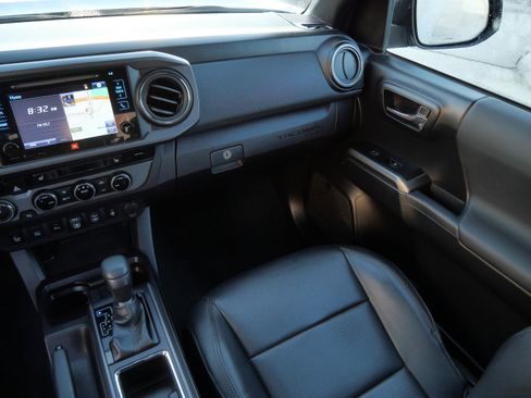 Certified 2018 Toyota Tacoma TRD Off-Road image 12