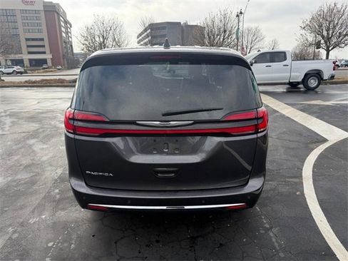 Used 2023 Chrysler Pacifica Touring-L image 6