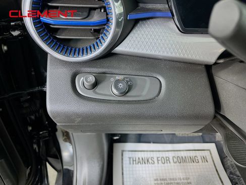 Used 2025 Chevrolet Trax LT w/ LT Convenience Package FWD image 13