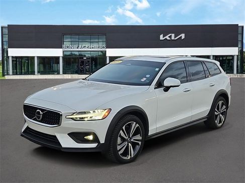 Used 2023 Volvo V60 B5 Cross Country Plus w/ Protection Package Premier image 2