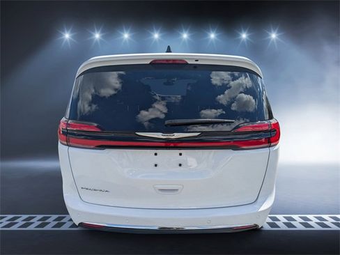 Used 2025 Chrysler Pacifica Select image 4