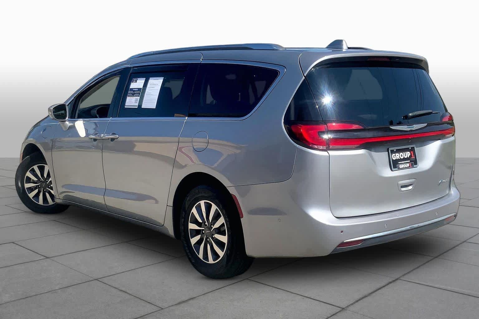 Used 2021 Chrysler Pacifica Touring-L FWD image 11