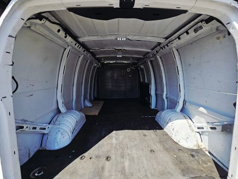 Used 2017 Chevrolet Express 3500 Extended RWD image 12